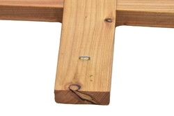 Kříž z třešňového dřeva 35 cm - zavěšení na zeď